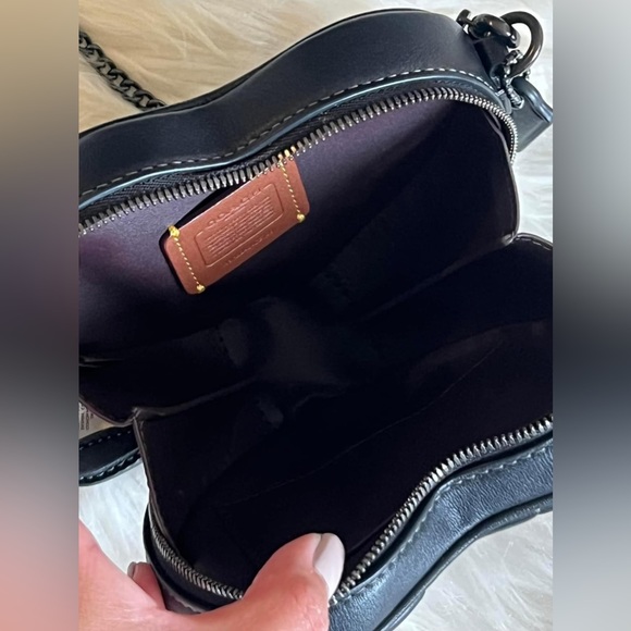 💰SOLD - CE766 - Coach Heart Crossbody 14 with Pillow Quilting - Picture 7 of 12